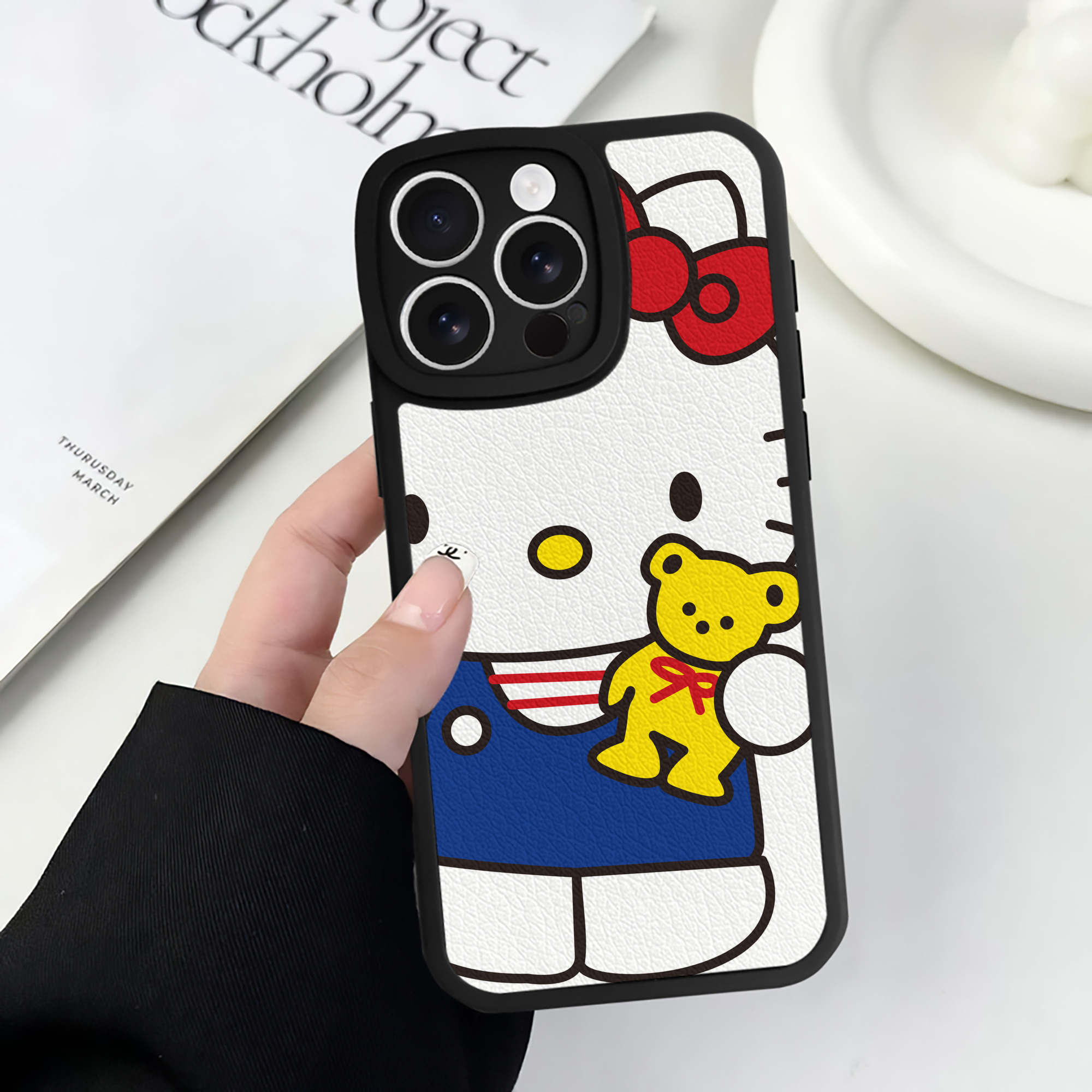 （画像用） Hello Kitty ハローキティ 【iPhone 16シリーズ対応】シリコンスマホケース（レザー調） 材質：シリコン